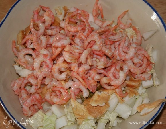 В подсоленной воде отвариваем креветки, очищаем и добавляем в салат.