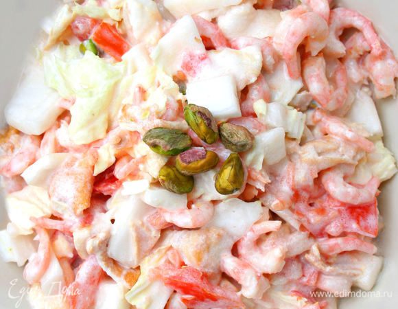 Заправляем салат йогуртом, посыпаем базиликом и, если нужно, добавляем соль. 
Приятного аппетита :)