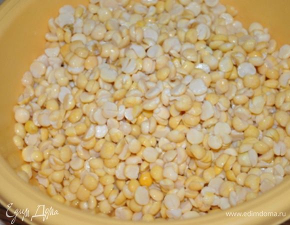 Горох залить холодной водой и оставить на 12 часов.