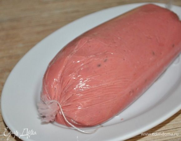 Расстелить пищевую пленку на столе, выложить "колбасную" массу, завернуть, придать форму колбасы, концы завязать нитью. Положить в холодильник на несколько часов для застывания.