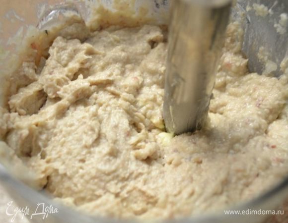 Блендером смешиваю 2селёдки,лук,булку замоченную водой,масло,сок лимона,перец....