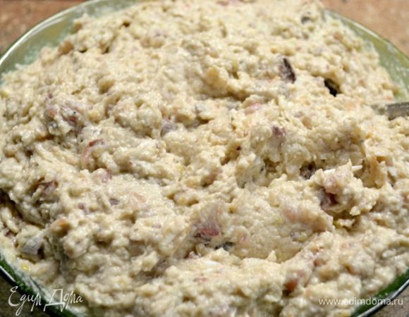 В готовую массу на тёрке мелкой тру 4 яйца,яблоки,1 селёдку мелко нарезаю... соединяем с частью приготовленной в блендере....