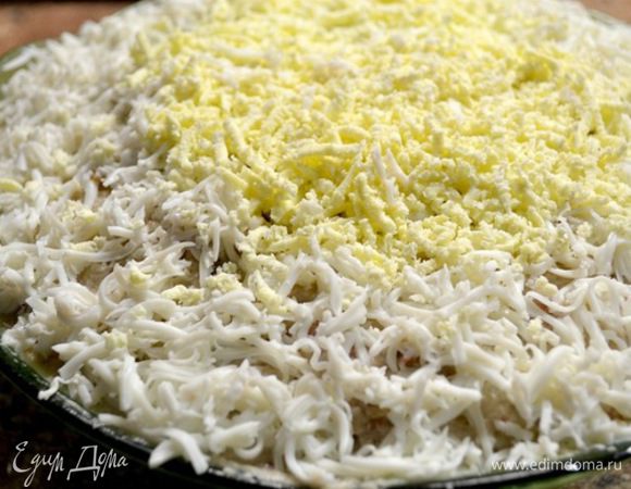 Сверху украшаю оставшимися 2 яйцами,трём на мелкой тёрке....и ставим на пару часов в холодильник....