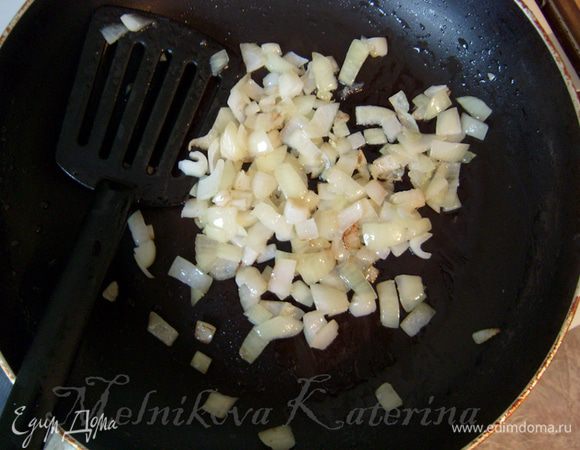 Нарезать лук, слегка обжарить на оливковом масле 1-2 минуты.