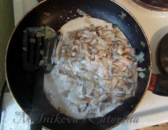 Затем добавить сливки и проварить еще 5 минут. 