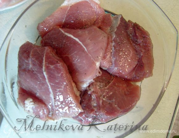 Телячью вырезку разрезать поперек на 4 медальона. Посолить, поперчить, обмазать оливковым маслом и дать постоять 10-15 минут. 