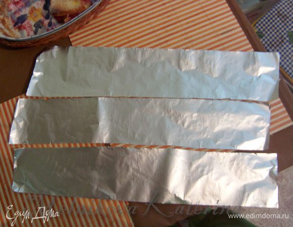 Я медальоны делала в обертках из фольги. Для этого нужно отрезать лист фольги длиной примерно 30-35 см, разрезать его на три равные части. 