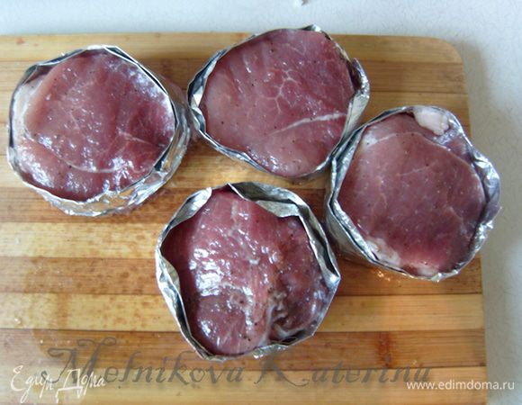 Каждую часть сложить в четверо по горизонтали. Полученным жгутом обернуть медальоны несколько раз и закрепить край, заложив его за уже обернутую часть.