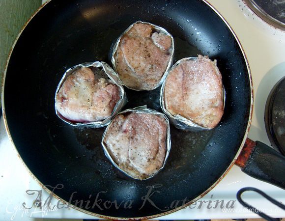 На сухой, хорошо разогретой сковороде обжарить телятину со всех сторон (примерно 5-7 минут). 