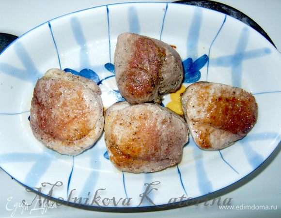 Убрать медальоны в духовку и довести до готовности при 180 градусах в течение 15 минут (я переложила медальоны в форму для запекания и накрыла фольгой).