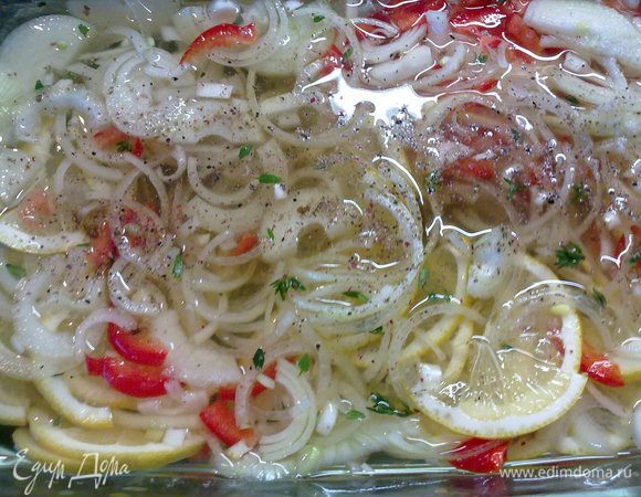 Делаем маринад из лимона, лука чеснока, соли, перца, тимьяна.