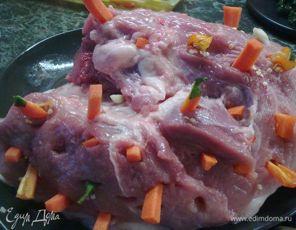 Шпигуем мяско брусочками морковки и острым перцем