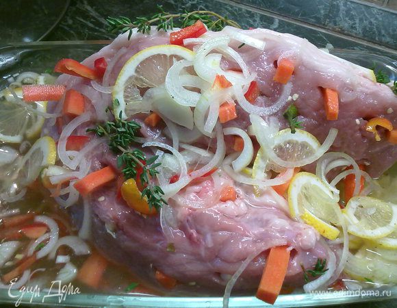 Кладем свинину в маринад и оставляем ее на пару часов