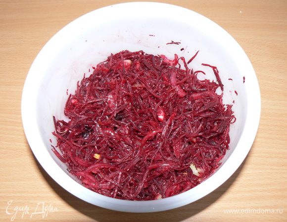Свеклу трем на терке для корейской моркови,лук режем четверть кольцами,слегка все пассируем на растительном масле.