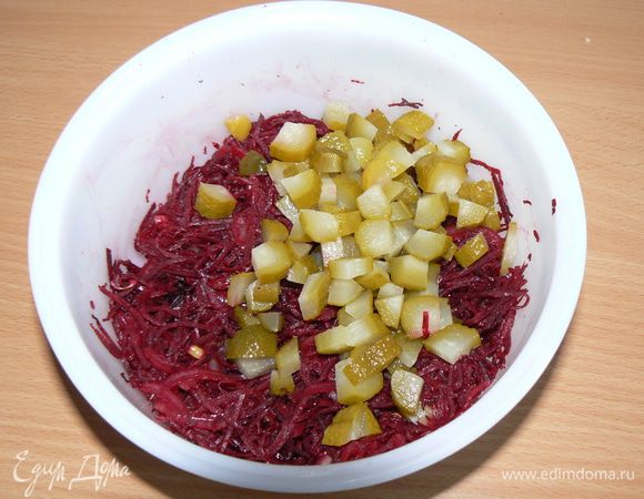 добавляем порезанные огурчики