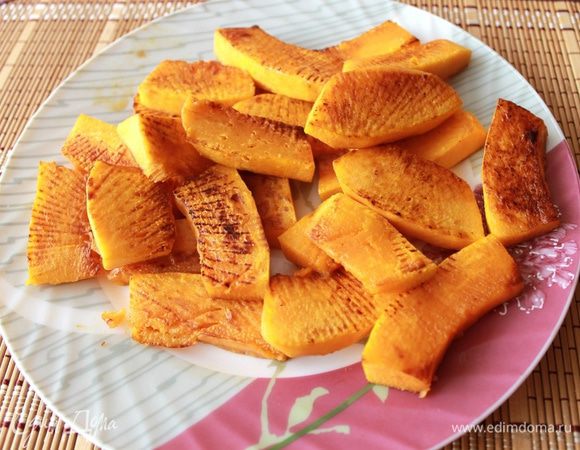 Сковороду хорошо прогреть, смазать тонким слоем масла (кисточкой), выложить кусочки тыквы толщиной 1 см, обжарить по 2 мин с обеих сторон на сильном жару.