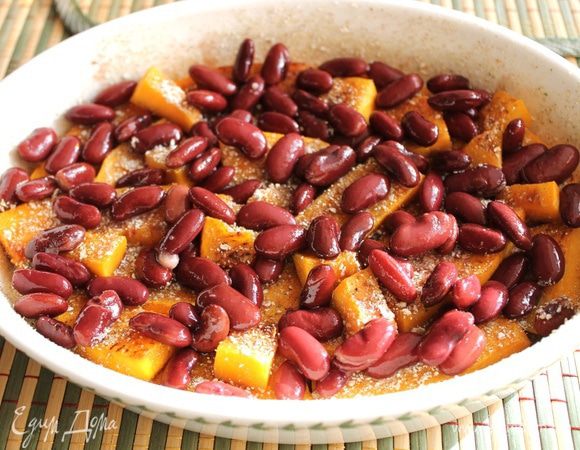 Форму для запекания смазываем маслом, посыпаем панировкой стенки и дно (на дно побольше, чтобы его видно не было). Выкладываем слоем тыкву, присаливаем её немного (можно вместо соли сбрызнуть бальзамическим уксусом), сверху выкладываем фасоль, посыпаем третью панировки. 