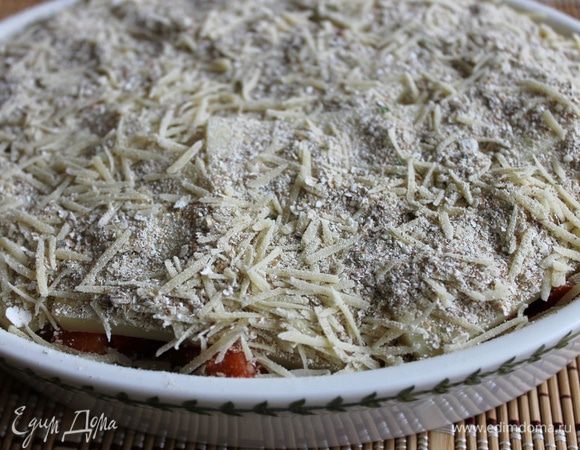  Оставшуюся треть панировки соединяем с тёртым пармезаном, выкладываем поверх моцареллы. 