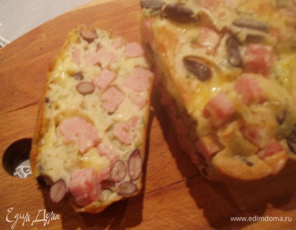 Ветчину и сыр нарезать кубиками,смешать с фасолью и укропом.Взбить яйца с майонезом и сметаной.Добавить муку с содой.Все хорошенько перемешать и выложить в форму. Выпекать при 180С примерно 40 минут.