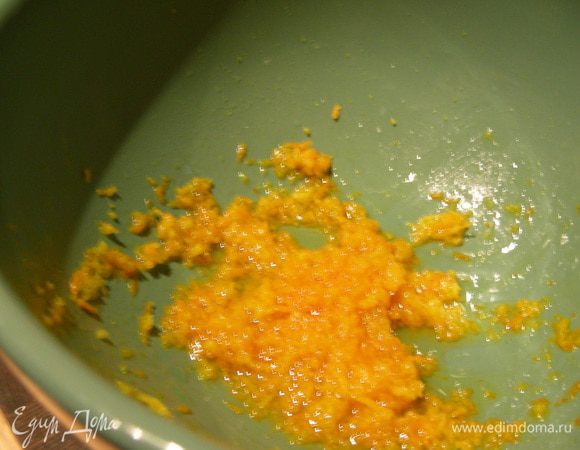  На терке трем цедру 1 апельсина, если он большой - то 1/2. Смешиваем ее с оливковым маслом и оставляем настаиваться минут 10. Потом добавляем молотый розовый перец, апельсиновый сок и перчик чили (щепотку порошка чили). 
