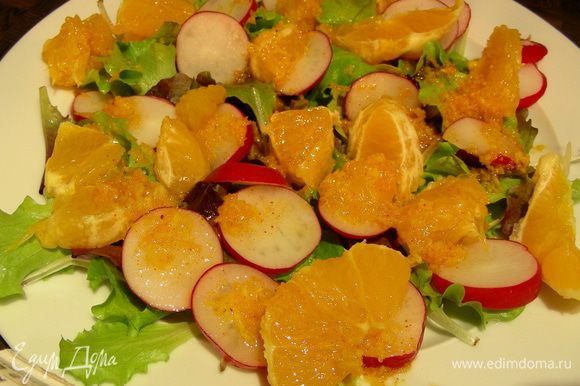 Раскладываем по тарелкам салатные листья, редис и апельсины. Поливаем наш салат заправкой. ставим минут на 5 в холодильник и затем подаем. Приятного аппетита))