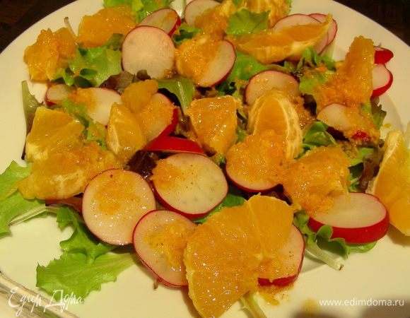 Раскладываем по тарелкам салатные листья, редис и апельсины. Поливаем наш салат заправкой. ставим минут на 5 в холодильник и затем подаем. Приятного аппетита))