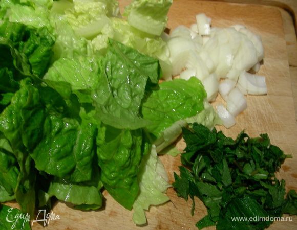 <font style="vertical-align: inherit;"><font style="vertical-align: inherit;">Луковицу шинкуем, салат нарезаем.</font></font>