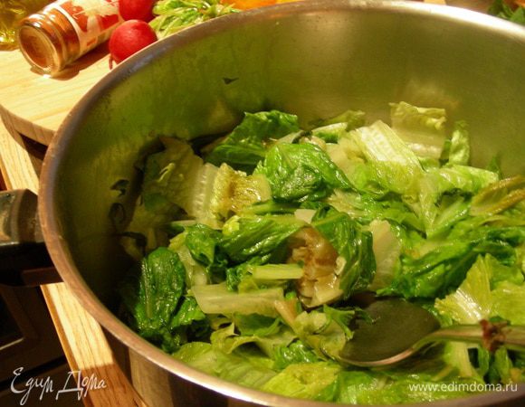 <font style="vertical-align: inherit;"><font style="vertical-align: inherit;">В кастрюле разогреваем масло, собираем лук, салат и мяту. </font><font style="vertical-align: inherit;">Готовим на небольшое количество огненных минут 10. Смесь сильно уварится.</font></font>