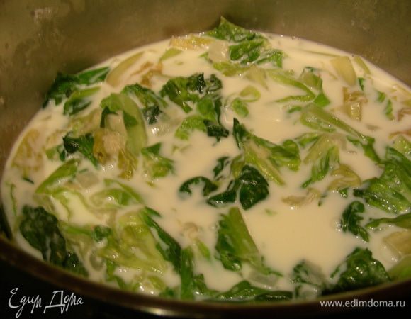 <font style="vertical-align: inherit;"><font style="vertical-align: inherit;">Добавляем муку, молоко, бульон, соль, перец. </font><font style="vertical-align: inherit;">Все потребляем, закрываем крышкой и томим на небольшой огненный минут 15.</font></font>