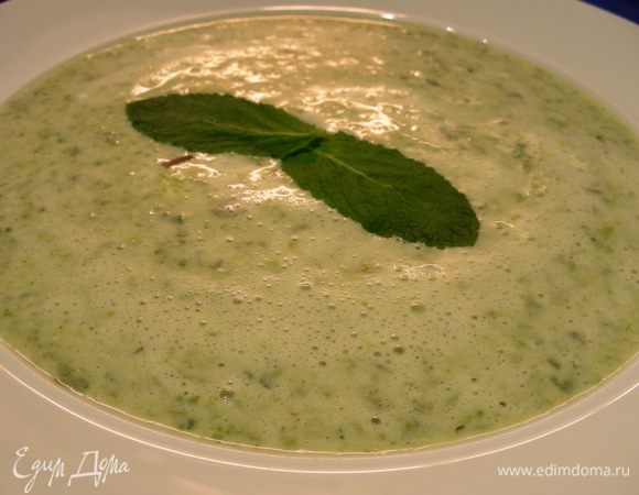 Блендером взбиваем суп в пюре, добавляем крем-фреш, слегка прогреваем и подаем, украсив листиками мяты.