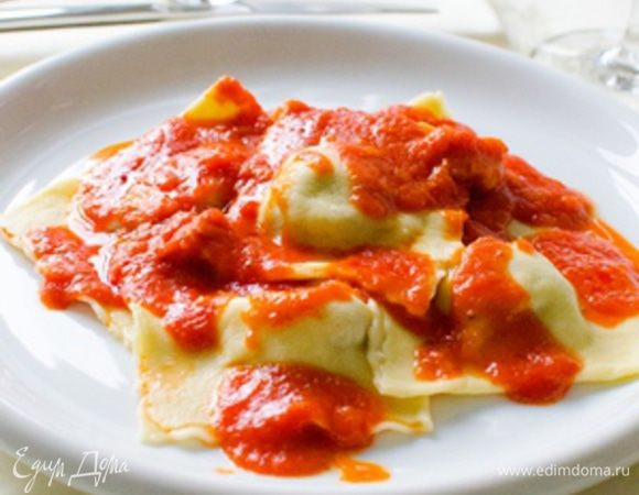 Подавать равиоли с любым простым соусом  или просто с оливковым маслом.