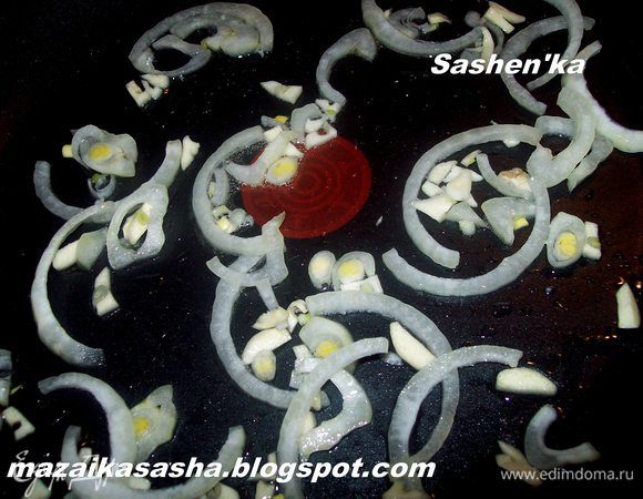 Гарнированная пиперада. Тут я выбрала более известную нарезку соломкой и дольками. Сначала на растительном масле обжариваем лук (классическом варианте должен был быть красный лук, но у меня его под рукой не было) и чеснок.