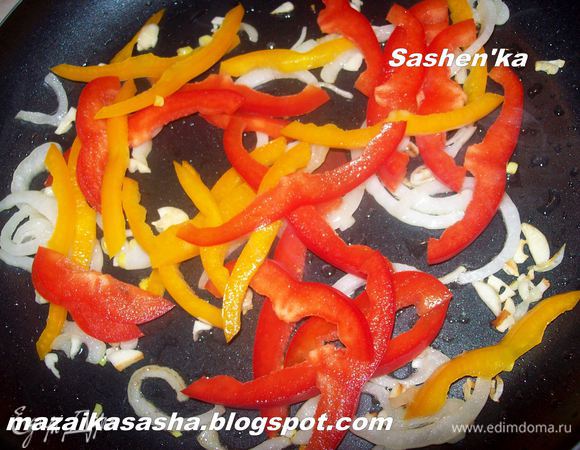 Далее добавляем нарезанный соломкой разночветный сладкий перец