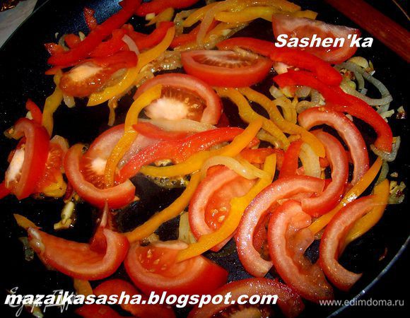 Далее добавляем помидоры и обжариваем вока не уйдет лишняя влага.