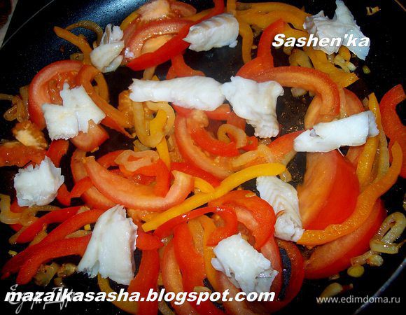 Разламываем треску на не большие кусочки и добавляем к овощам, прогреваем пару минут.