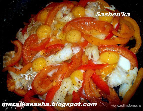 Далее заливаем яйцами. я использовала перепелиные, Вы можете использовать куриные яйца, но тогда перед тем как их разбить сделайте не большое углубление в овощах, что бы яички не разбежались по всей сковороде.)солим, перчим.