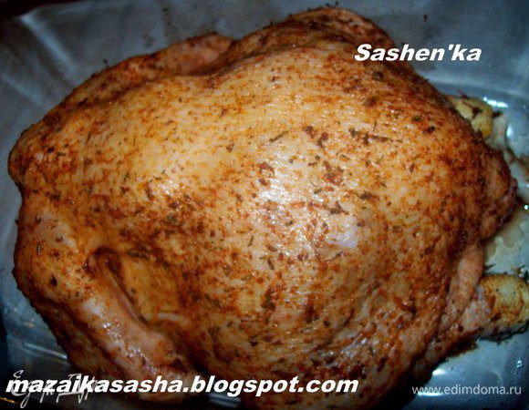 Курочку разморозить,хорошенько натереть специями  и уложить в форму для запекания. Крылошки подвернуть под грудку тушки, так Цыпа равномернее будет пропекаться и перьевая часть крыла не сгорит