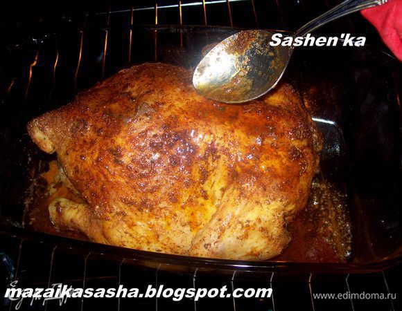 Переодически поливаем Цыпу вытопившемся соком, тогда корочка будет в двойне красивой, вкусной и хрустящей.)