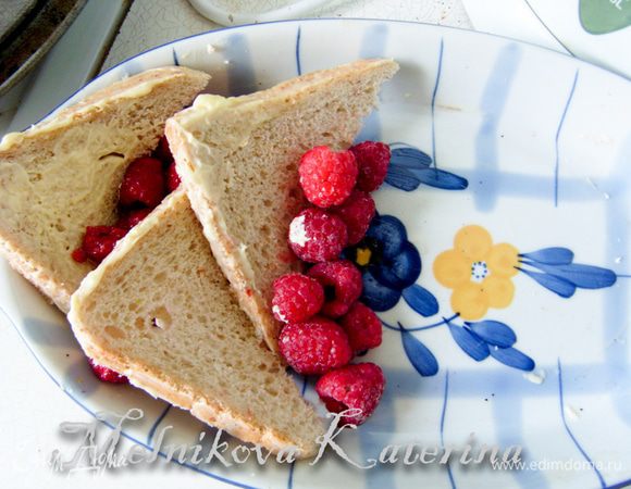 Растопить в микроволновой печи сливочное масло (30 сек). Смазать каждый кусочек с двух сторон маслом, включая края. Выложить несколько кусков в форму для запекания таким образом, чтобы они "стояли", чередуя с ягодами. 
