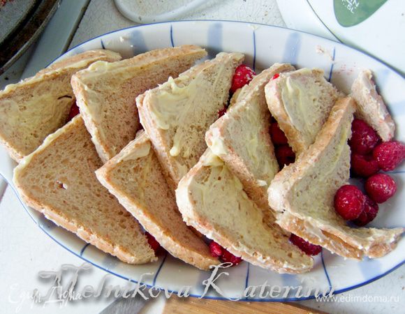 Таким образом выложить весь хлеб и ягоды. 