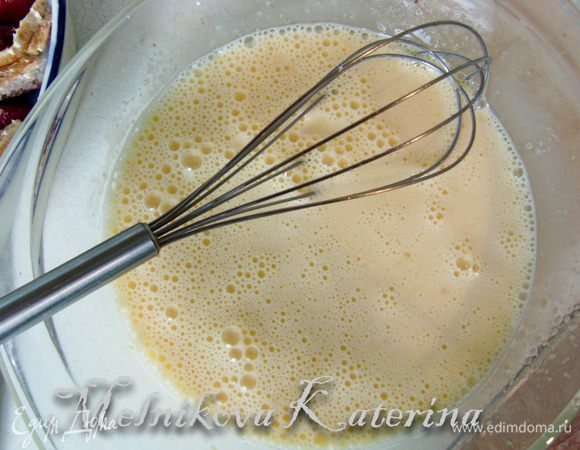 Добавить молоко и венчиком немного взбить, добавить ванильный сахар. 