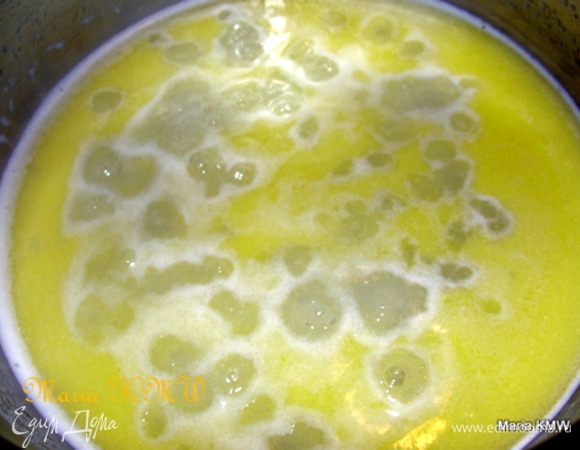 Растопить сливочное масло в 250 мл воды с щепоткой соли, дать закипеть. 