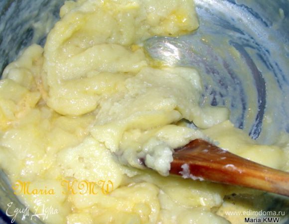 Всыпать муку и разрыхлитель, быстро и тщательно начать вымешивать тесто деревяной ложкой. Масса становится гладкой и отстает от стеночек кастрюльки.