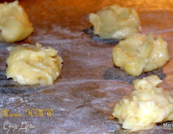 Духовку разогреем до 220 градусов.
на противень застеленный бумагой для выпечки, выкладываем чайной ложечкой мини-горки. Если Вам эти горки покажутся маленькими, возьмите десертную ложку. Выпекаем профитроли 20-25 минут.