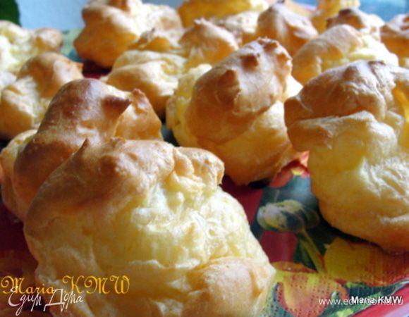 Остужаем профитроли. Разрезаем на половинки...