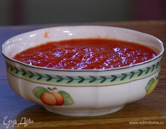 Консервированные помидоры мелко порезать.