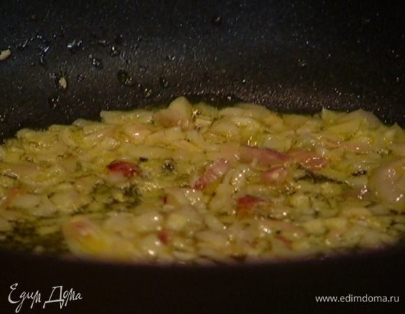 Разогреть в сковороде 1 ст. ложку оливкового масла и слегка обжарить лук и чеснок.