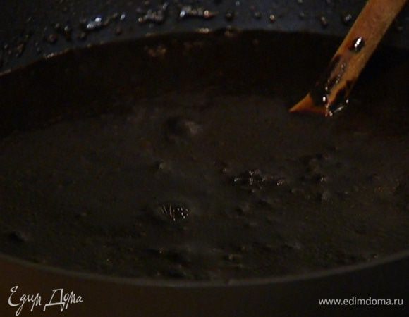 Добавить порезанные помидоры, перемешать, закрыть сковороду крышкой и готовить 15 минут; если нужно, подлить еще бульона.