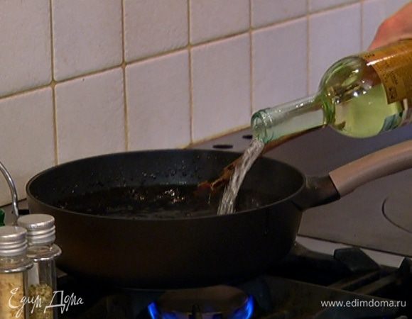 Влить в рис вино и, не закрывая крышкой, дать ему выпариться.