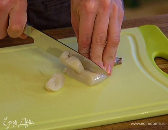 Кальмары нарезать кольцами.